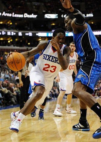 被指假摔引 被指假摔引